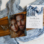 Blaues Foto Wasserfarbe Save the Date<br><div class="desc">Rustikales Blue Mountain Watercolor Foto Save the Date mit unserer bezaubernden Save the Date Karte den Ton für Ihren besonderen Tag. Die Vorderseite zeigt eine atemberaubende Gebirgslandschaft in Aquarellen, die von ruhigen Pinienbäumen geschmückt ist und die Ruhe der Natur weckt. Auf der anderen Seite, personalisieren Sie Ihre Ankündigung mit Ihrem...</div>