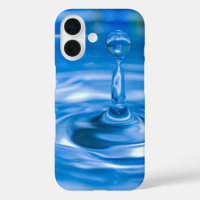blaues geripptes Wasser mit Tröpfchen