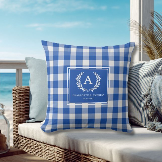 Blaues Gingham Monogrammwappen Kissen (Blue Gingham Monogram Crest Throw Pillow)