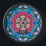 Blaues Glas Art Deco Vintage Paare Uhr<br><div class="desc">Vintager Stil,  der sich aus dem goldenen Zeitalter des Art Déco zurückzieht,  mit blauen Texturen und Buntglas,  die einen dekorativen zentralen rosa Bereich umgeben. Sie können ein paar Initialen / Mongramme hinzufügen,  um dieses romantische Design zu vervollständigen,  das ideal für Hochzeiten oder neue Zuhause-Geschenke ist.</div>