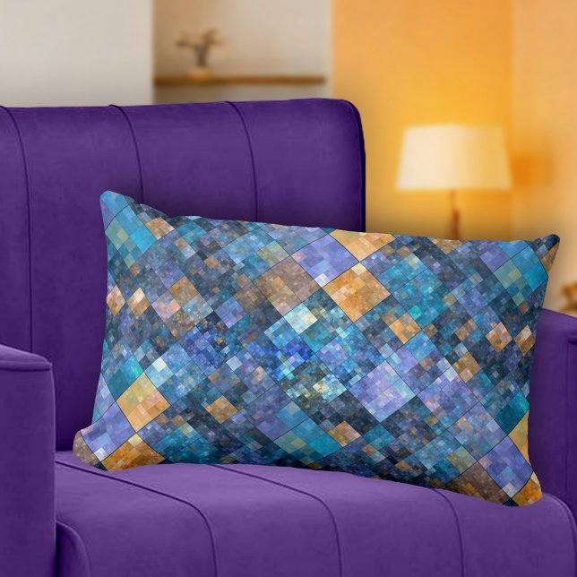 Blaues goldgekreuztes Mosaikmuster Lendenkissen (Pillow featuring a modern design with a geometric mosaic tiled pattern in blue, gold and purple)
