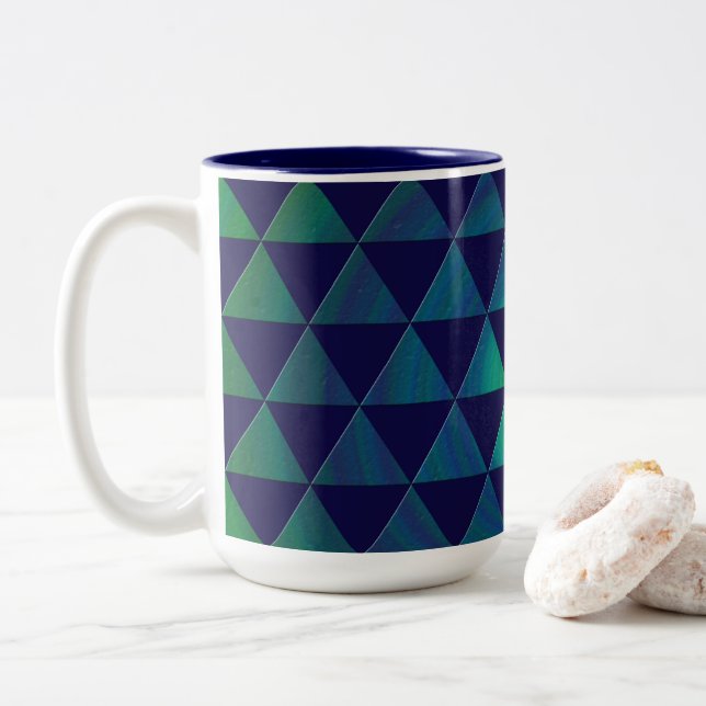 Blaues grünes Mandala geometrisches Dreieck-Muster Zweifarbige Tasse (Mit Donut)