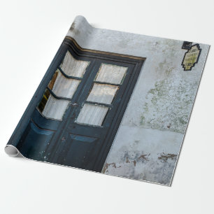BLAUES HOLZTÜRPANEL IN WEISSEM GEBÄUDE GESCHENKPAPIER