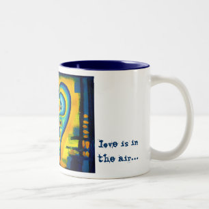 Blaues Liebe-Herz-abstrakte Liebe ist in der Zweifarbige Tasse