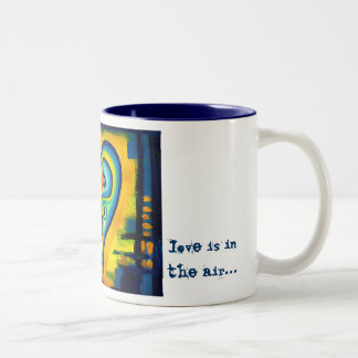 Blaues Liebe-Herz-abstrakte Liebe ist in der Zweifarbige Tasse