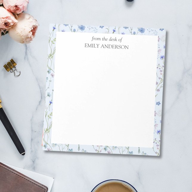 Blaues Lila Hübsches Wildblume Blumenmuster Notizblock (In situ)