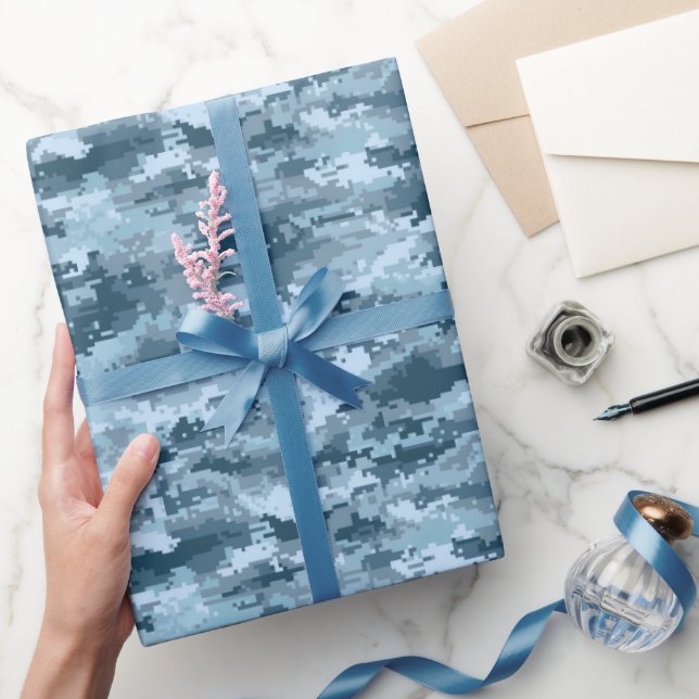 Blaues militärisches pixeliges Tarnmuster Geschenkpapier (Schenken)