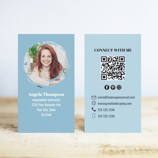 Blaues modernes Foto QR-Code Verbinde dich mit mir Visitenkarte (Blue business card template with QR code and social media icons.)