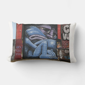 Blaues Monster unter Feuer, Brooklyn. Lendenkissen
