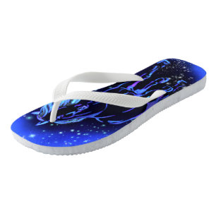 Blaues Neonpferd am Mondlicht, Sternennacht Flip Flops