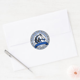 Blaues Pferdeabzeichen mit ornamentaler Rahmenaufk Runder Aufkleber