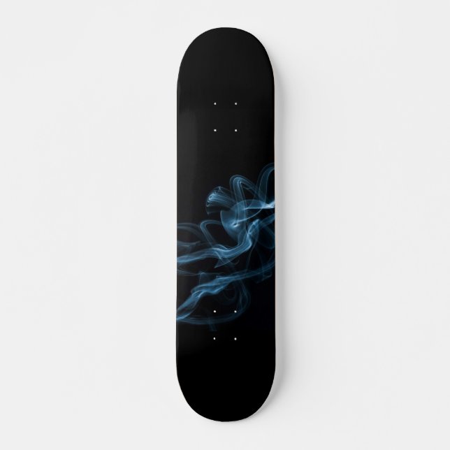 Blaues Rauch auf Sleek Black Skateboard (Vorne)
