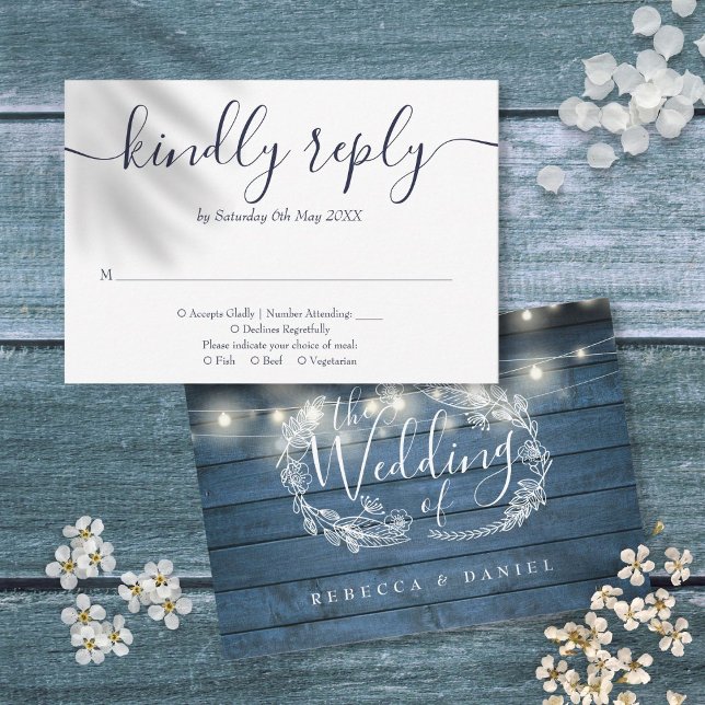 Blaues Rustikales Holzstring-Licht florales Skript RSVP Karte (Blue Rustic Wood String Lights Floral Wedding RSVP Card)