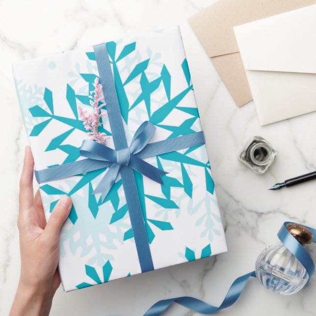 Blaues Schneeflockenmuster Geschenkpapier (Schenken)