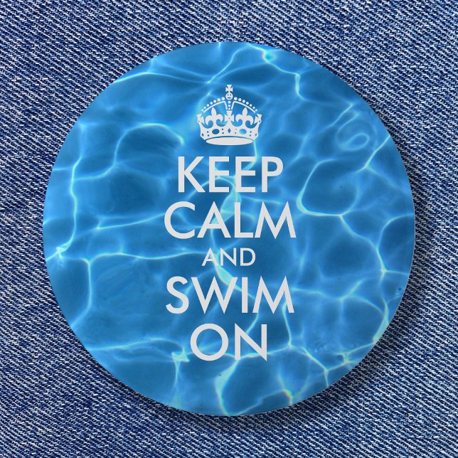 Blaues Schwimmbad Wasser Behalte ruhig und schwimm Button (Blue Pool Water Keep Calm and Swim On Button)