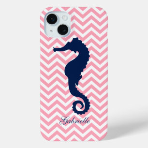 Blaues Seepferd auf rosa Chevrons Muster iPhone 15 Mini Hülle