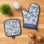 Blaues tropisches Palmbaum Toile Personalisiert Ofenhandschuh & Topflappen-Set<br><div class="desc">Schönes,  tiefblaues,  tropisches Spielzeug mit Palmen und großen Palmenblättern auf weißem Hintergrund,  um dieses Shabby Chic zu schaffen. Ein sehr elegantes und raffiniertes Landschaftsdesign. Fügen Sie Ihre Auswahl an Text oder Namen zu personalisieren. Ideal für jeden Stil der Wohngestaltung. Ein großartiges Geschenk für jeden.</div>