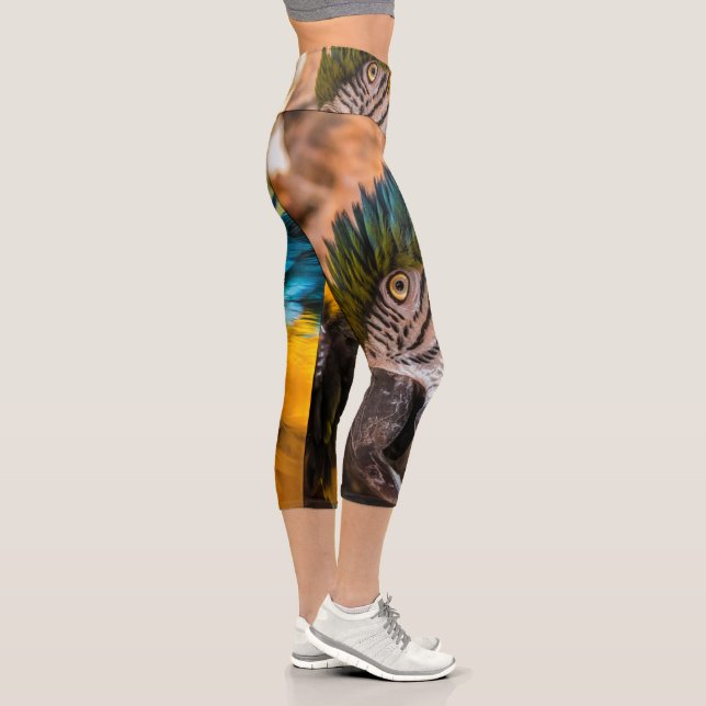 Blaues und gelbes Makaportrait Capri Leggings (Rechts)