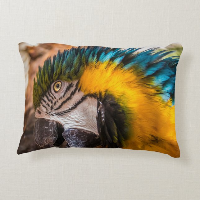 Blaues und gelbes Makaportrait Dekokissen (Rückseite)