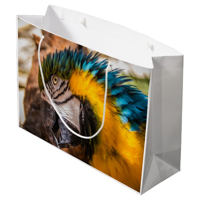 Blaues und gelbes Makaportrait Große Geschenktüte (Rückseite Schrägansicht)
