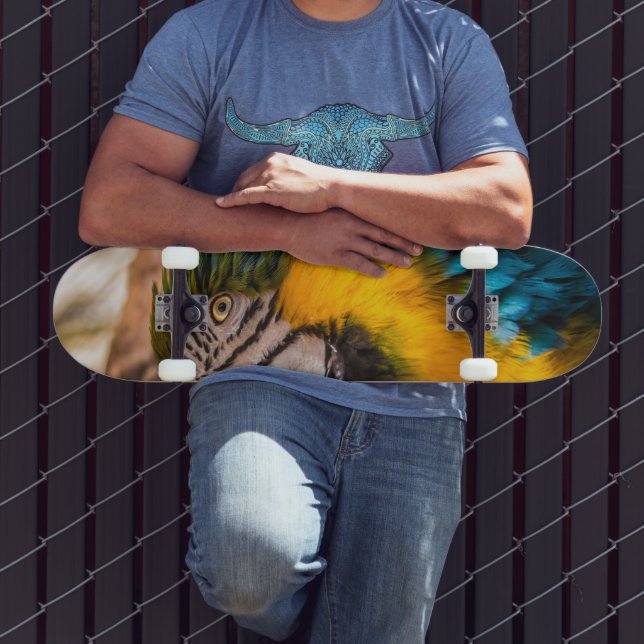 Blaues und gelbes Makaportrait Skateboard (Außenbereich 3)