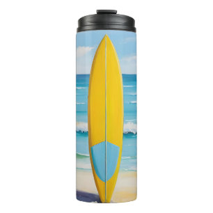 Blaues und gelbes Surfbrett am Strand Thermosbecher