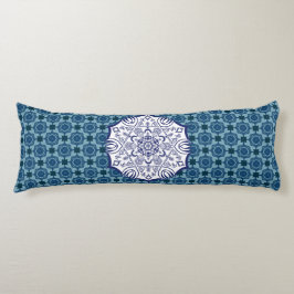 Blaues und weißes Mandel mit Kreaturen-Kissen Seitenschläferkissen