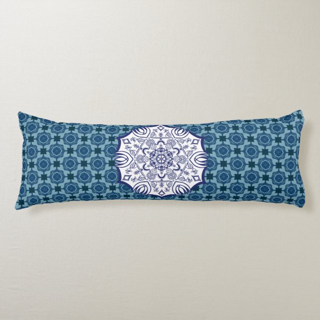 Blaues und weißes Mandel mit Kreaturen-Kissen Seitenschläferkissen (Vorderseite)