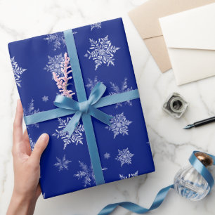 Blaues und weißes zartes Schneeflocken-Weihnachten Geschenkpapier