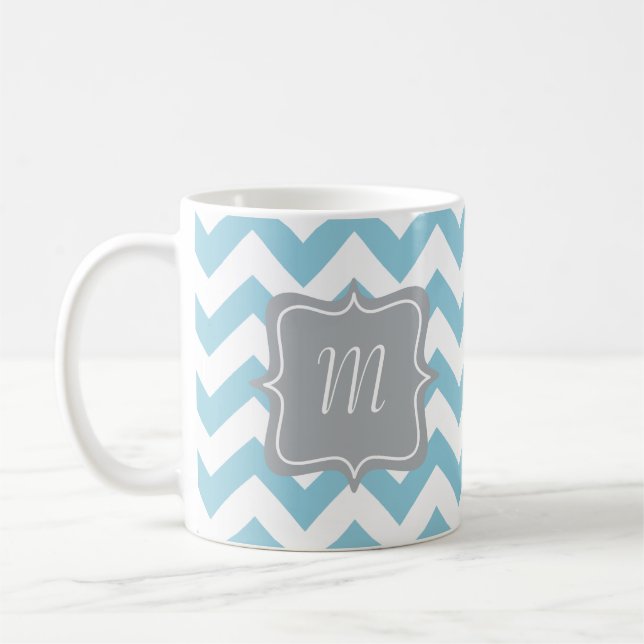 Blaues und weißes Zickzack-Monogramm Tasse (Links)
