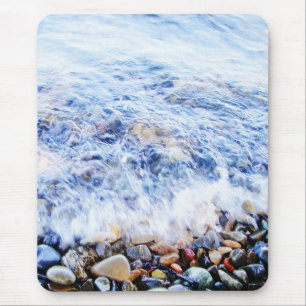 Blaues Wasser mit farbigen Steinen Mousepad