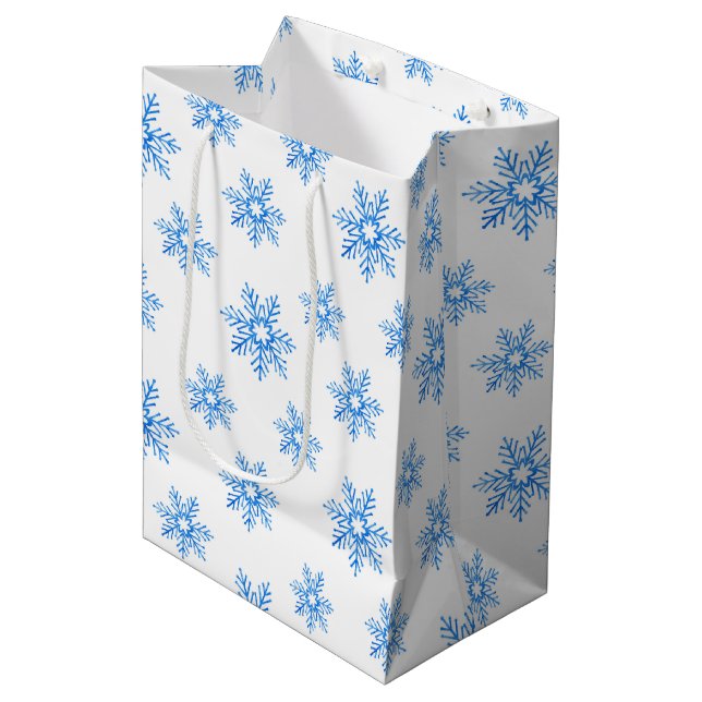 Blaues Wasserfarben-Schneeflockenmuster Mittlere Geschenktüte (Vorderseite Schrägansicht)