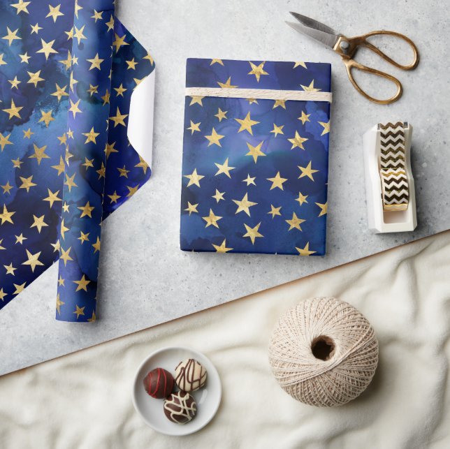 Blaues Wasserfarbenmuster mit Goldstars Geschenkpapier (Kunsthandwerk)
