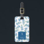 Blaues Weiß vergisst mich nicht Muster Gepäckanhänger<br><div class="desc">Niedlicher Blumengepäckumbau mit einem Muster der Vergissmeinnichte in Blauem,  in weißem und Grün. Fügen Sie Ihren Namen und Initiale auf einem blauen Aufkleber hinzu. Die Rückseite kennzeichnet einen Blumenzweig auf einem dunkelblauen Hintergrund und Sie können mit Ihrem Namens- und Adresse personifizieren.</div>