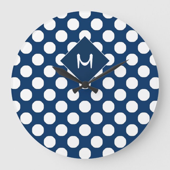 Blaues weißes Polka-Dot-Muster Monogramm Große Wanduhr (Vorderseite)