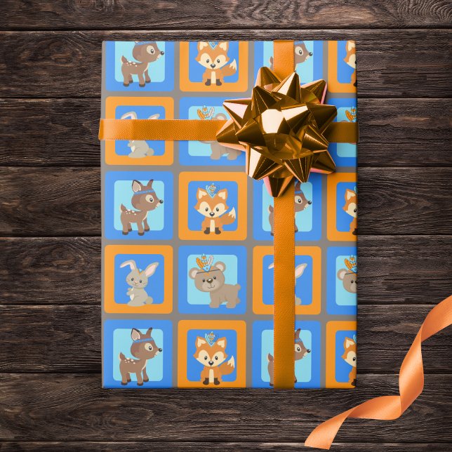 Blaues Wildtierpapier Geschenkpapier (Woodland Animal Wrapping Paper in of Blue, Orange and Brown. Features a Fox, Deer, Bear & Bunny)