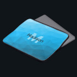 Blaues zyangradientengeometrisches Monogramm Laptopschutzhülle<br><div class="desc">Monogram Personalize mit Ihrem benutzerdefinierten Initial und Namen. Dreieck geometrische Masche mit dunkelblauem Ober-Farbverlauf,  Muster,  Ober,  Masche,  Dreiecke,  Geometrie,  Gefälle,  cool,  Dreieck,  hell,  blau,  cyan</div>