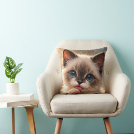 Blaugäugige Siamkatze, Kitten leckt seine Pfote Kissen