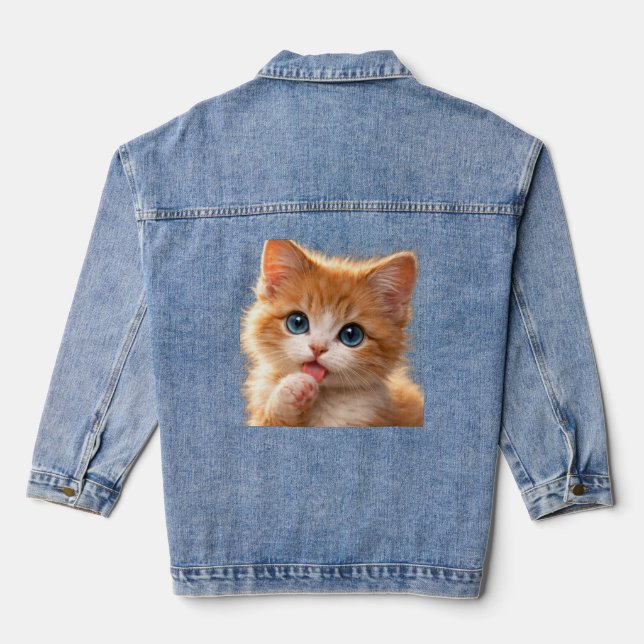 Blaugäugiges Kätzchen leckt Pfote Jeansjacke (Rückseite)
