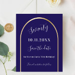 Blaugoldener Geburtstag Save the Date<br><div class="desc">Eine Save the Date Karte für eine 70. Geburtstagsparty (oder jedes Alter). Ein dunkelblauer Hintergrund mit einem goldenen Bogen aus Imitaten. Personalisieren und fügen Sie ein Datum und Ihren Namen. Der Text: Siebzig und Save the Date ist mit einem großen trendigen handgeschriebenen Stil geschrieben. 1 Blatt = 1 Save the...</div>