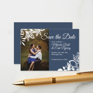 Blaugraue Save-the-Date-Karte mit weißem floralen  Hinweiskarte