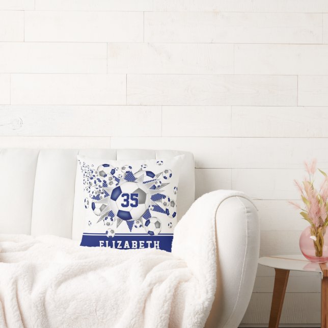 Blaugraue Sportmädchen nennen Fußballbälle Sterne Kissen (Liege)