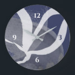 Blaugraue und weiße Wasserfarbe Große Uhr<br><div class="desc">Die moderne künstlerische Uhr besticht durch ein einzigartiges künstlerisches Design in einer blau-grauen und weißen Farbpalette. Diese abstrakte Komposition basiert auf Kombinationen Bio Formen und Linien, die sich überlagern und zu einem komplizierten abstrakten Design verbinden. Die Zahlen sind blau und weiß. Eine moderne Wanduhr für Ihr Wohnzimmer, Schlafzimmer, Küche oder...</div>