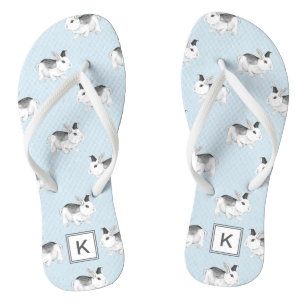 Blaugraue, weiße Bunne mit Monogram Flip Flops