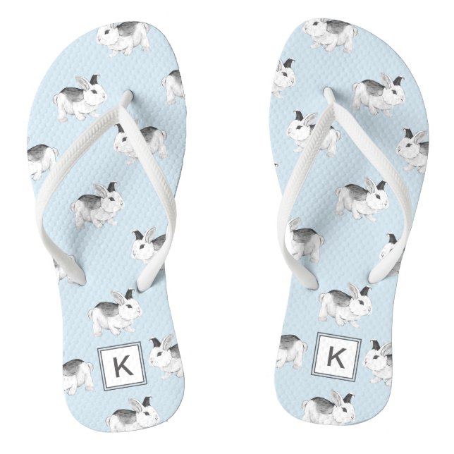 Blaugraue, weiße Bunne mit Monogram Flip Flops (Fußbett)