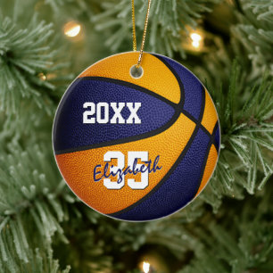 Blauorangefarbene Jungs halten Basketball Keramik Ornament