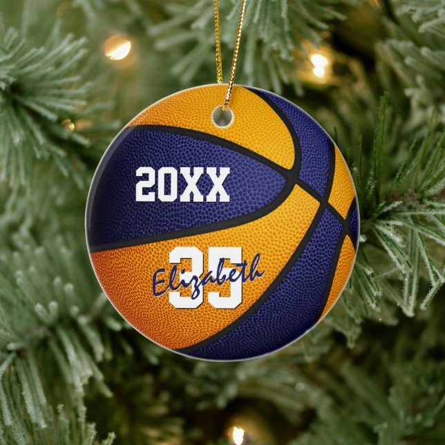 Blauorangefarbene Jungs halten Basketball Keramik Ornament (Baum)