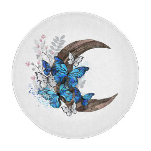 Blauschmetterlinge auf Holzhalbzeugen Schneidebrett