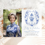 Blauweißes Blumenporzellan 50. Geburtstag Foto Einladung<br><div class="desc">Schönes chinoiserie-inspiriertes Design mit eleganter blau-weißer Porzellan-Ingwer-Krüge und elegantem Wappen</div>