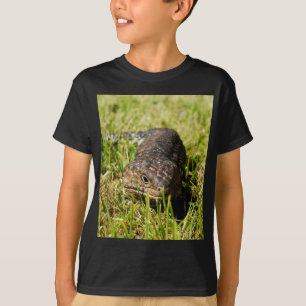 Blauzungenechse, die im Gras einbricht, T-Shirt
